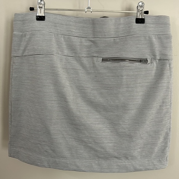 Athleta Trekkie North Skort Skirt in Galactic Gray - Picture 2 of 4